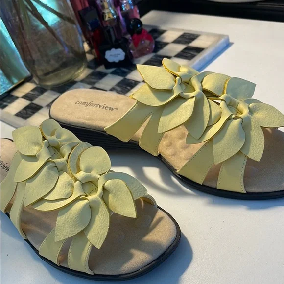 Butter Yellow Leather Sandals with Floral Design - Picture 4 of 16
